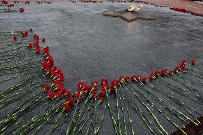    Ветераны и школьники возложили цветы к Мемориалу Славы в Реутове ©пресс-служба администрации Реутова, Ранет Матказин