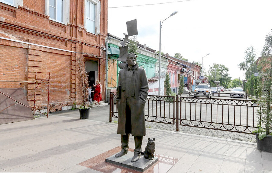 Россия, Владикавказ, памятник Михаилу Афанасьевичу Булгакову