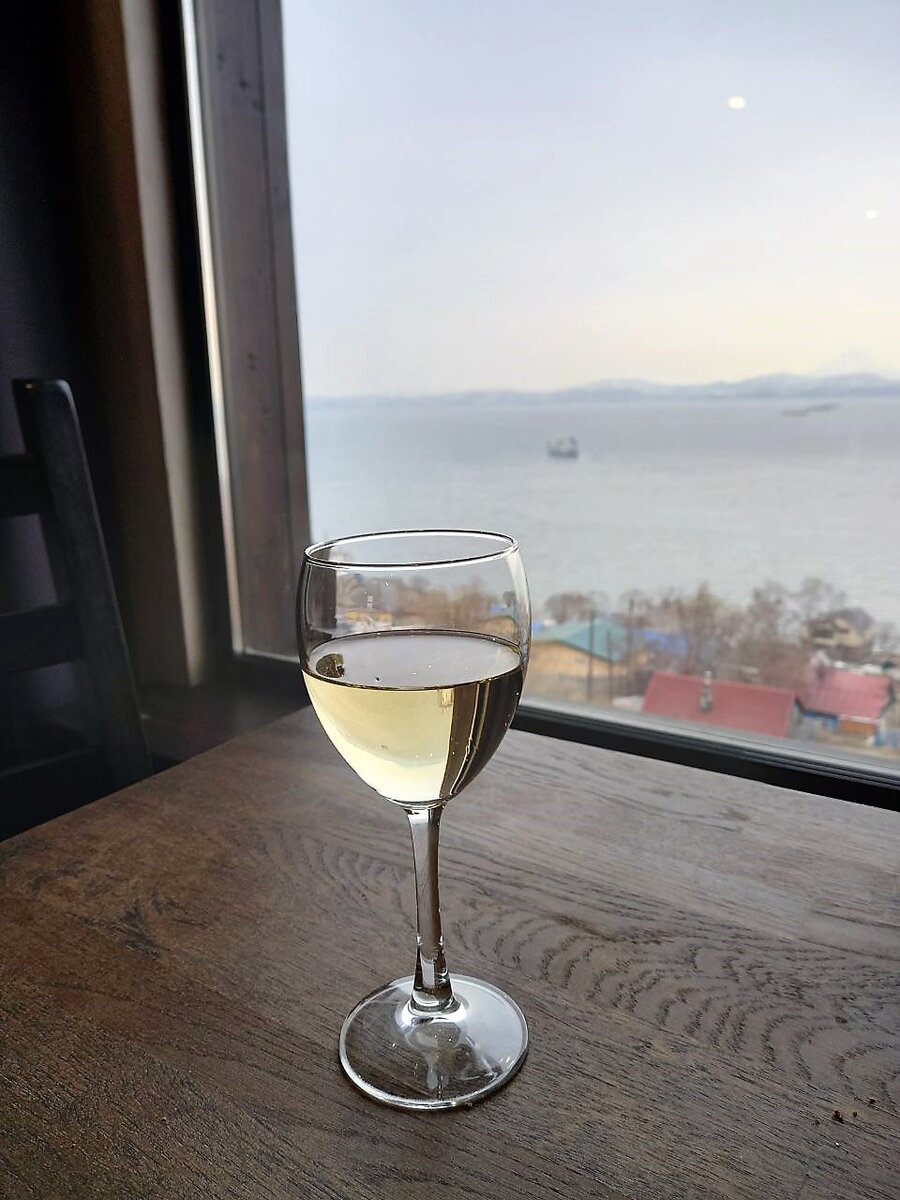 Окно в гостинице - в половину стены. Но сфотографировать не получилось из-за света. Ночью удивительно светят фонари с кораблей, стоящий в бухте. Нереальное впечатление от этих окон - в любое время суток. 