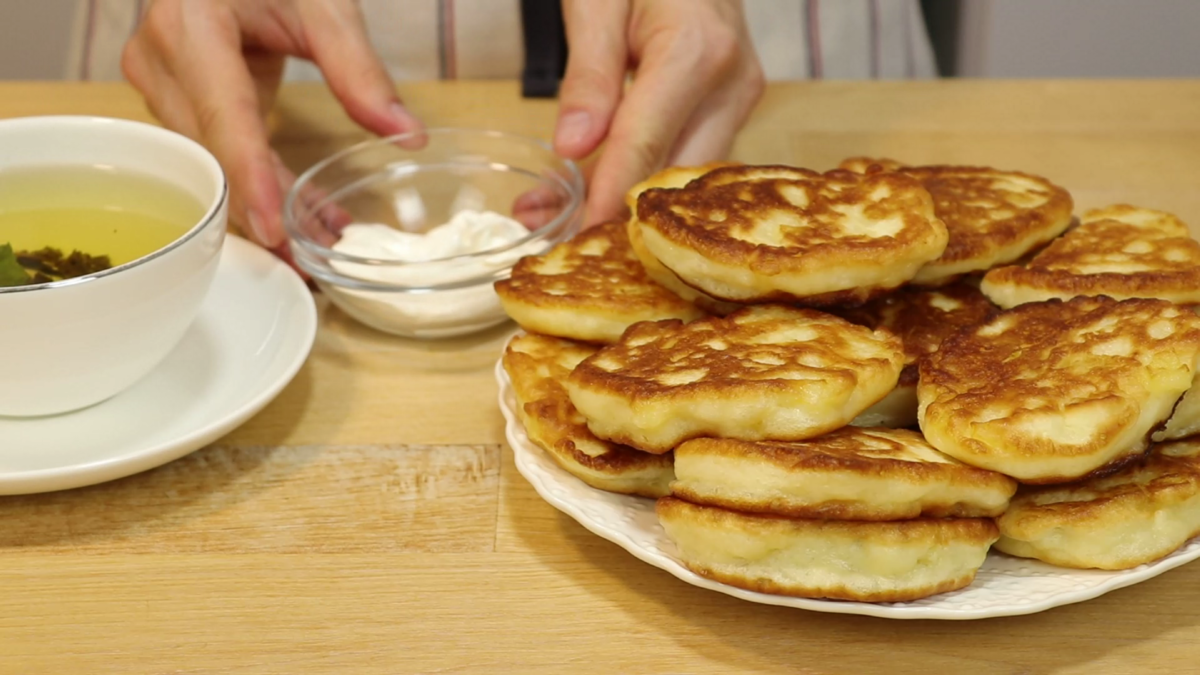 Пышные оладьи с яблоками: простой рецепт, а оладьи всегда удачные!