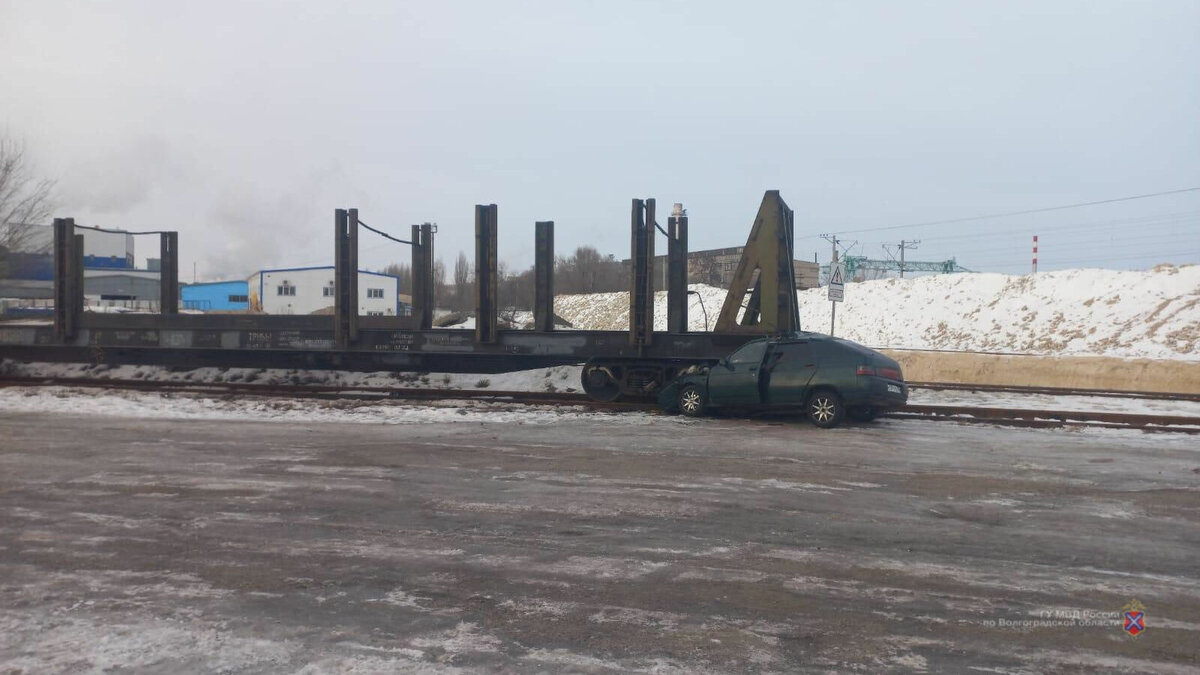     В Советском районе Волгограда автомобиль ВАЗ-21120 попал в странную аварию. Его молодой водитель не заметил железнодорожную платформу на путях, по информации ГУ МВД по Волгоградской области.