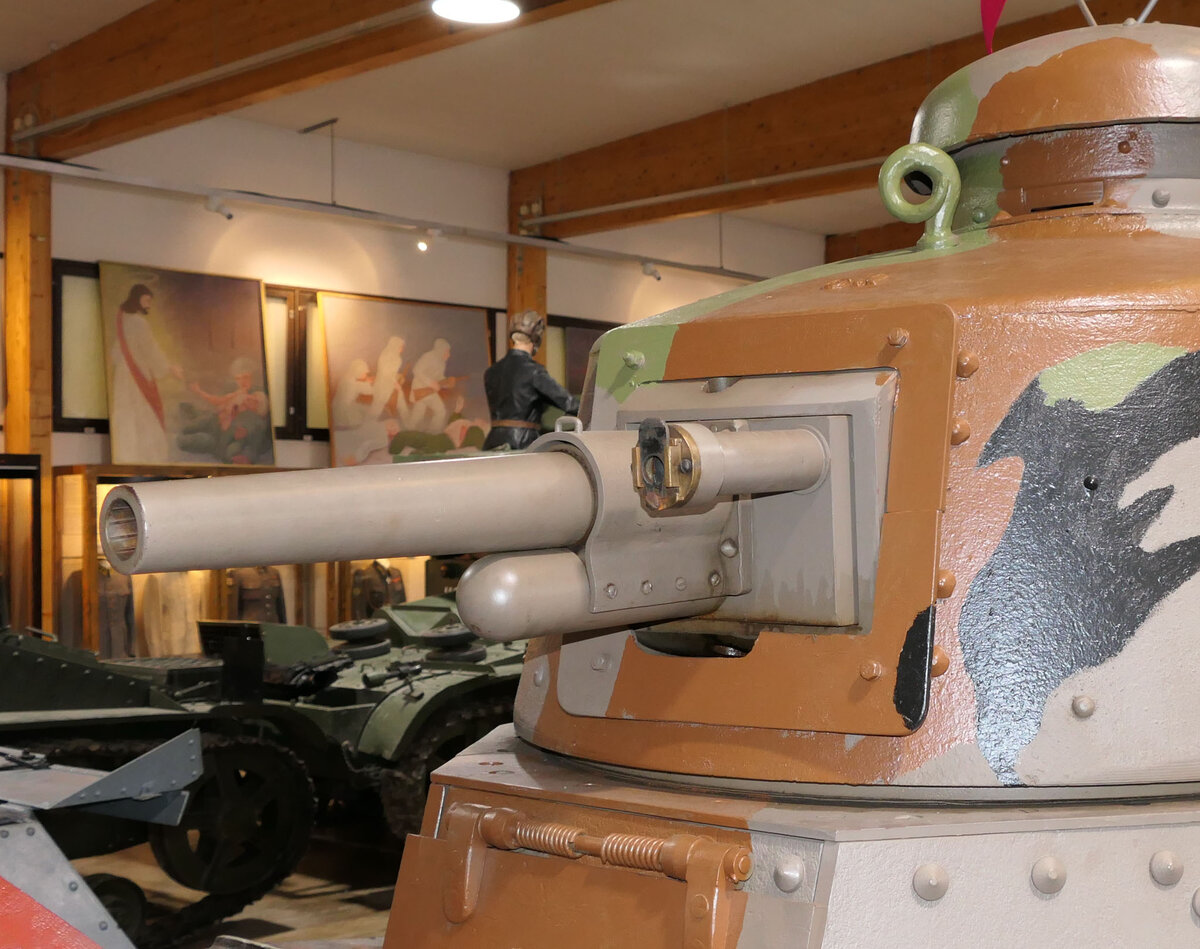 Самый ранний из сохранившихся образцов 37-мм танковой пушки Гочкиса, ныне находится в экспозиции танкового музея в Пароле, Финляндия.