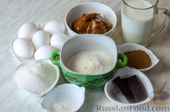 Подготавливаем продукты - все они должны быть комнатной температуры.
Сразу включаем духовку для разогрева до 180 градусов.
