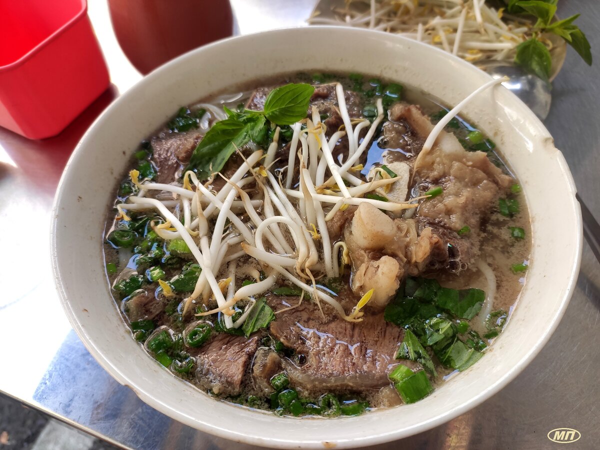 Вкусный и сытный вьетнамский суп фо бо из уличной кафешки