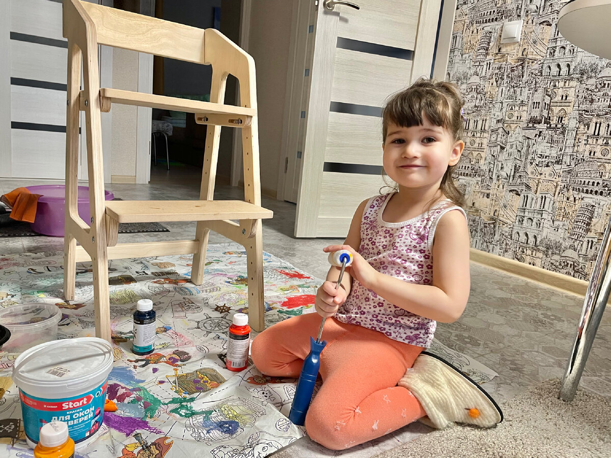 Главному маляру не терпится приступить к работе! 