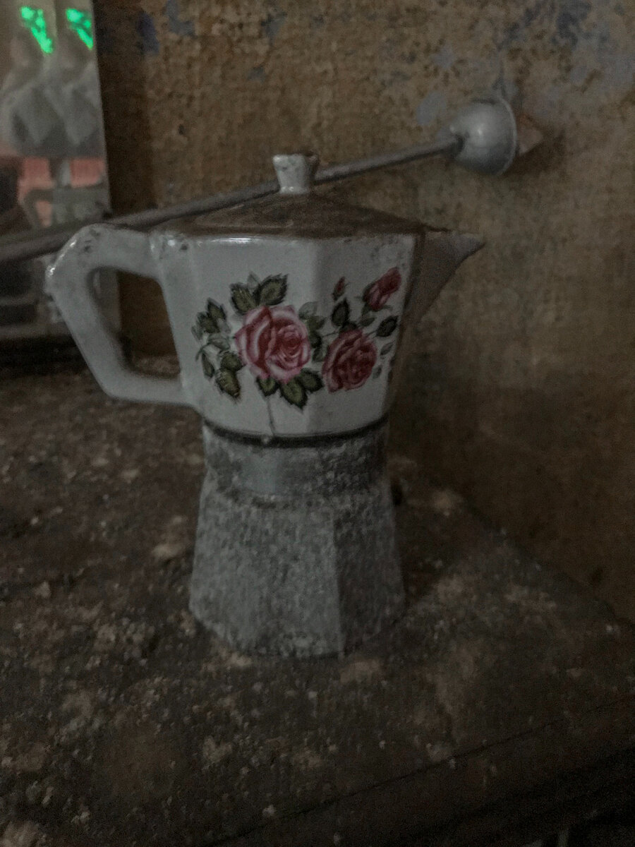 Am intrat într-o casă abandonată de sat și nu mă așteptam să găsesc acolo o capsulă a timpului.  Totul este la locul lui: de la mobilier la ochelari lustruiti