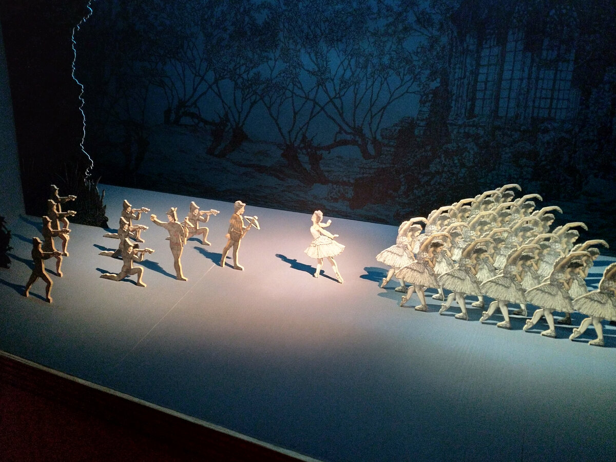 Инсталляция-реконструкция 2-й картины 1 акта из балета "Лебединое озеро" 1895г., из экспонатов выставки "Первая позиция. Русский балет"