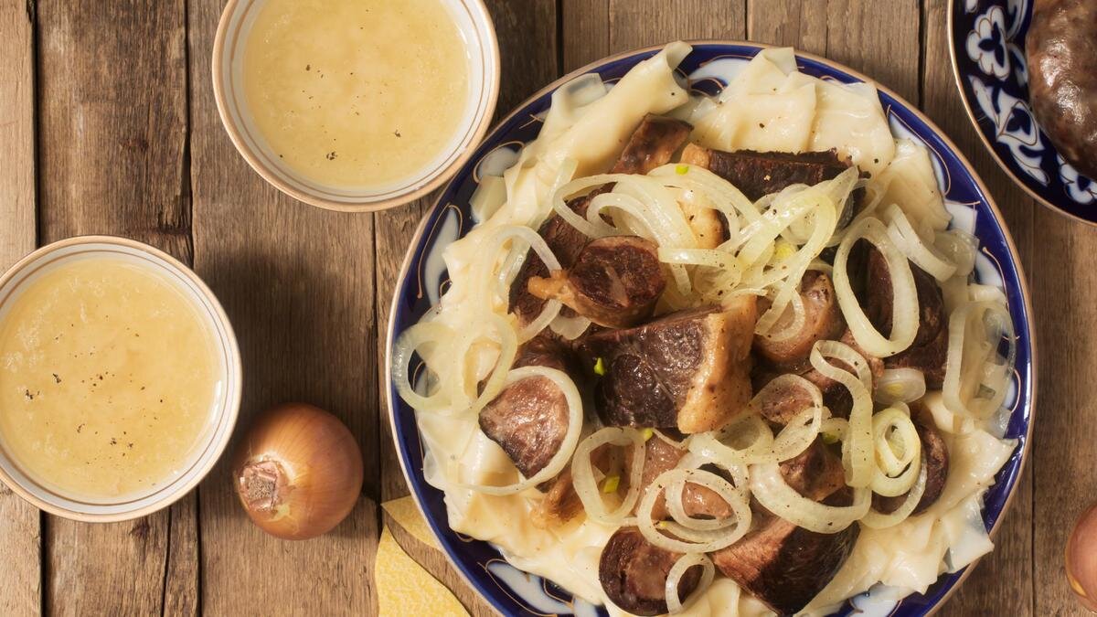    Еда стоит на столе:VadimZakirov/Getty Images