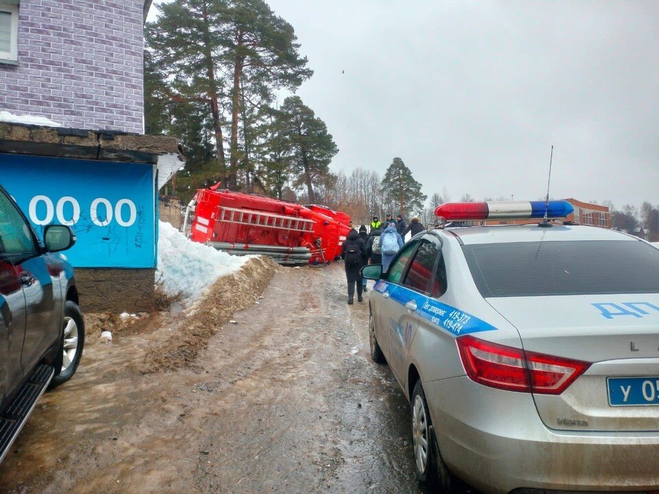     Пожарная машина ехала на вызов. Фото: 1 отдел УГИБДД по Удмуртии