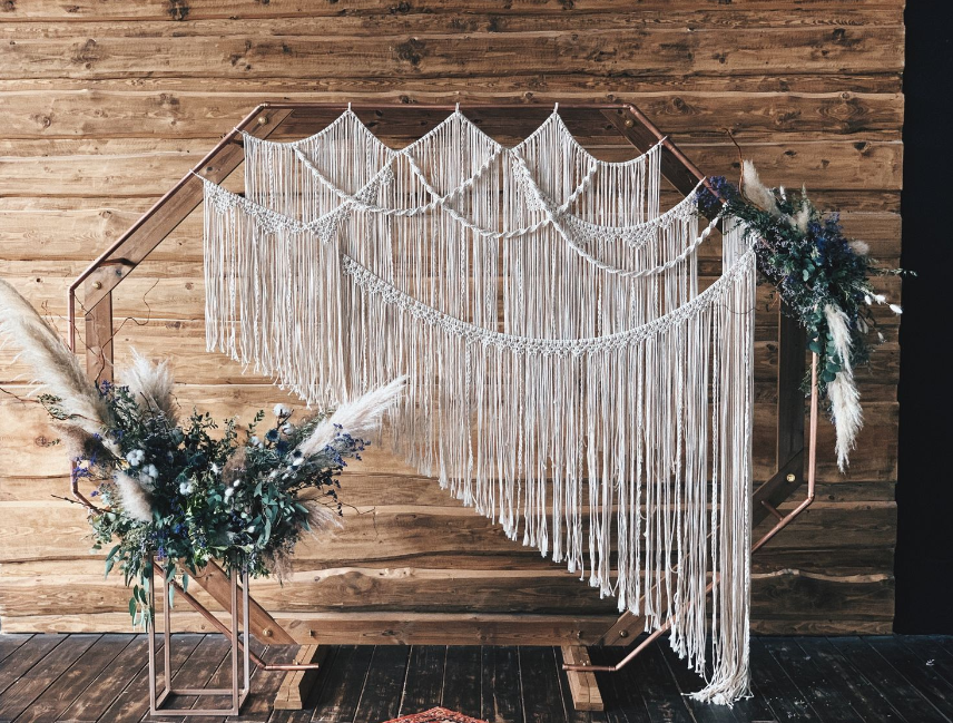 Восьмиугольная арка, декорированная цветами