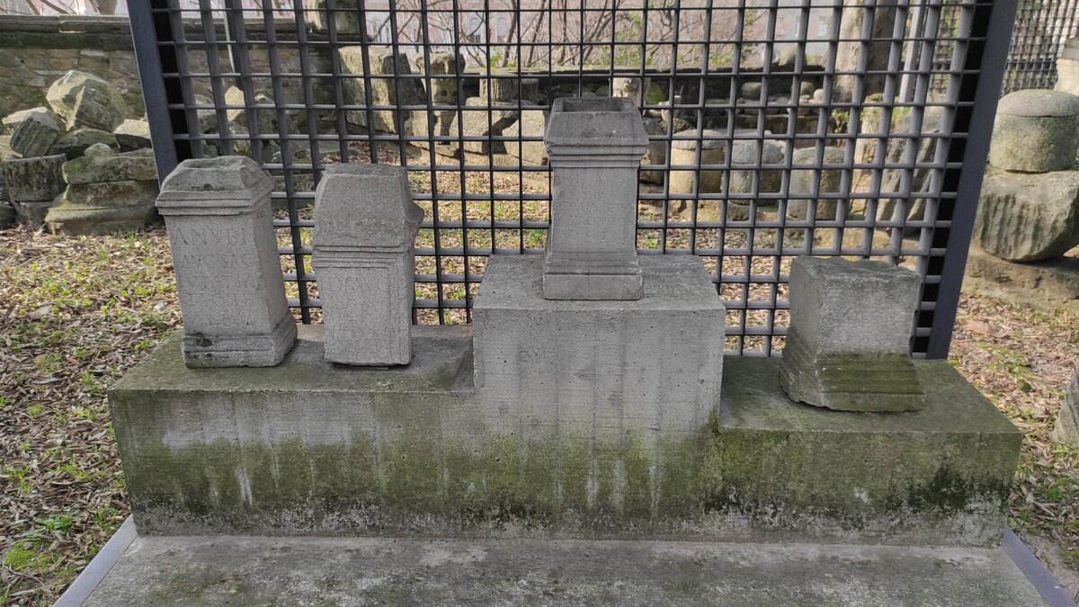 Лапидарный сад с небольшими римскими алтарями из района Аквилеи, посвященными египетским богам, Исиде и Анубису.