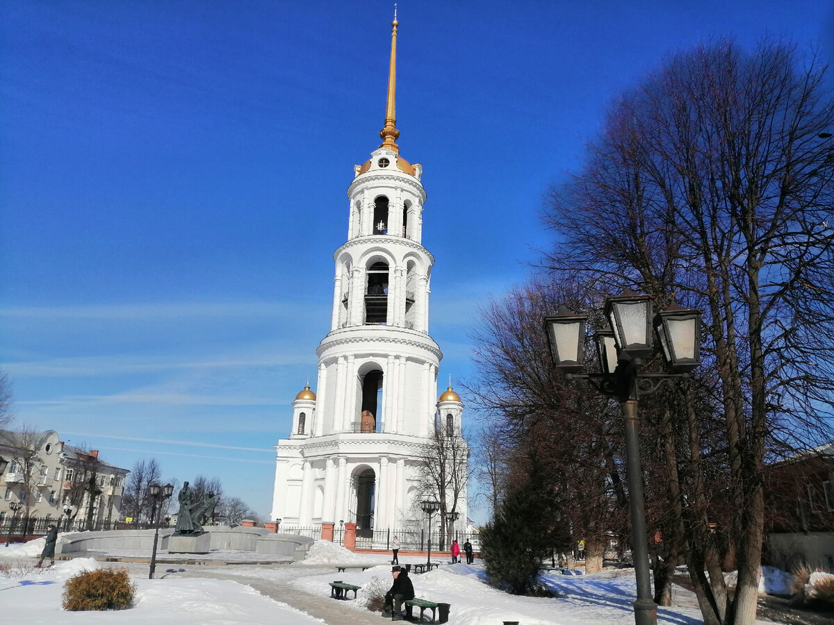 Первая в Европе колокольня стоящая отдельно от храма. 