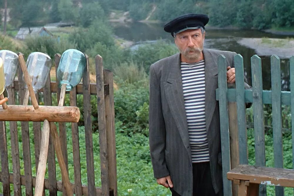 Кадр из фильма "Любовь и голуби". Дядя Митя - С. Юрский