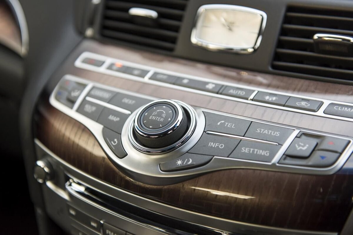      Infiniti Q70