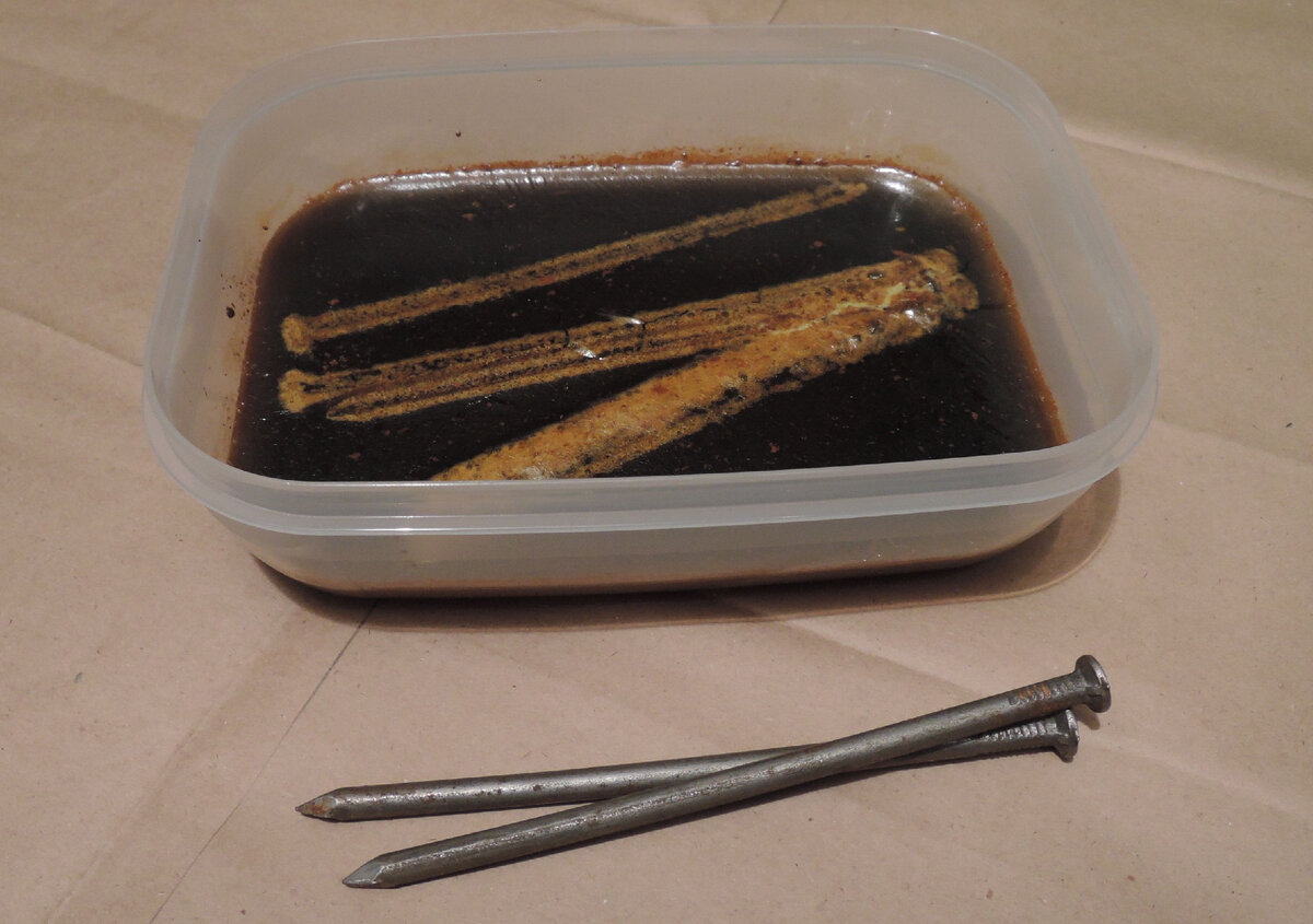 Ванночка с гвоздями для восстановления хлорного железа...