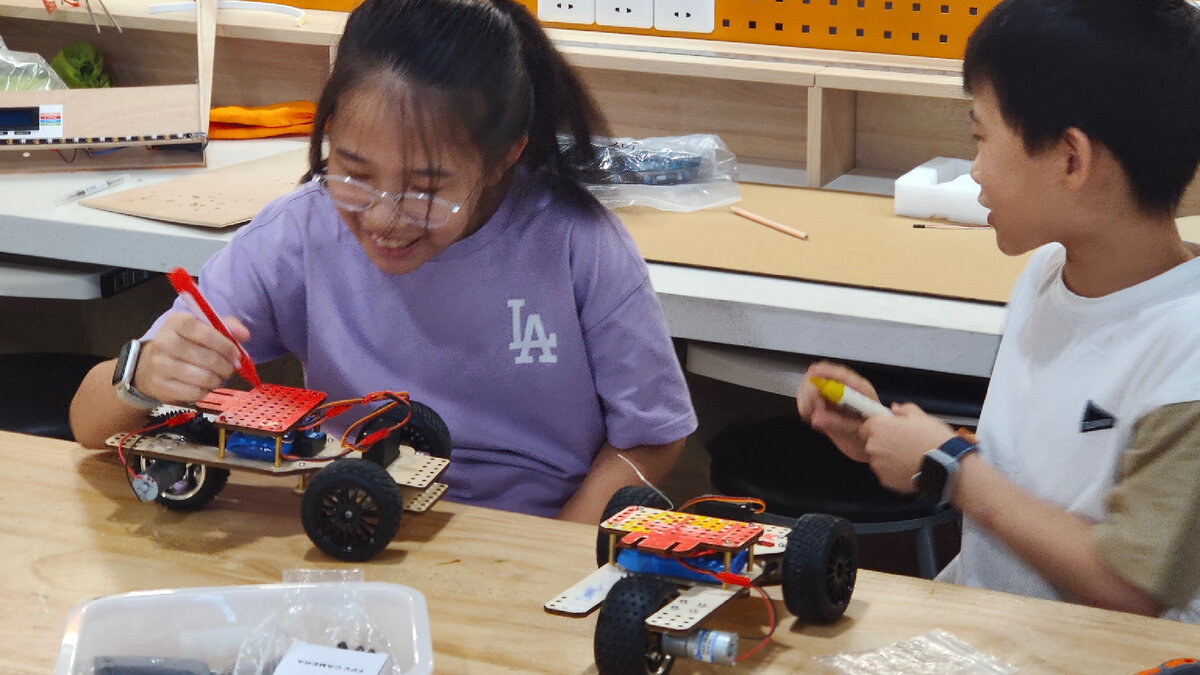 Создать своего робота - отличная мотивация для изучения электроники и механики. 