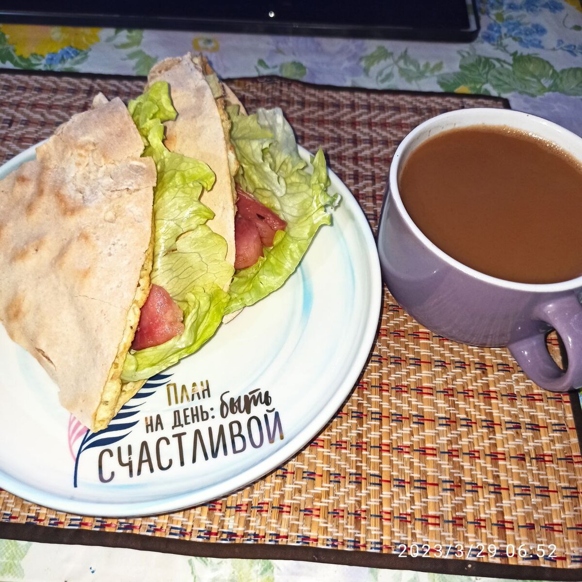Утро началось вкусно, с кофейка и конвертов из прижаренного на яичке лаваша, с начинкой из творожного сыра, рыбки и айсберга.