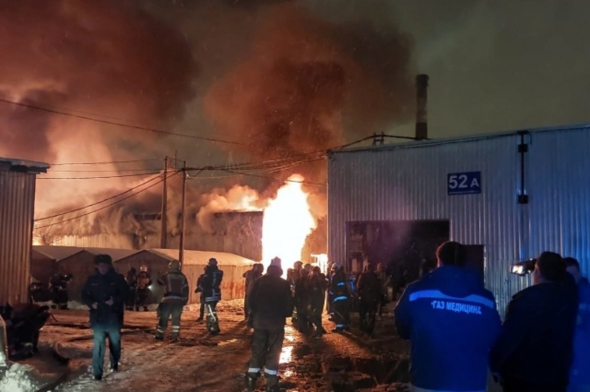    Ночью мощно горели гаражи и ангар на Лапинском проспекте в Петербурге