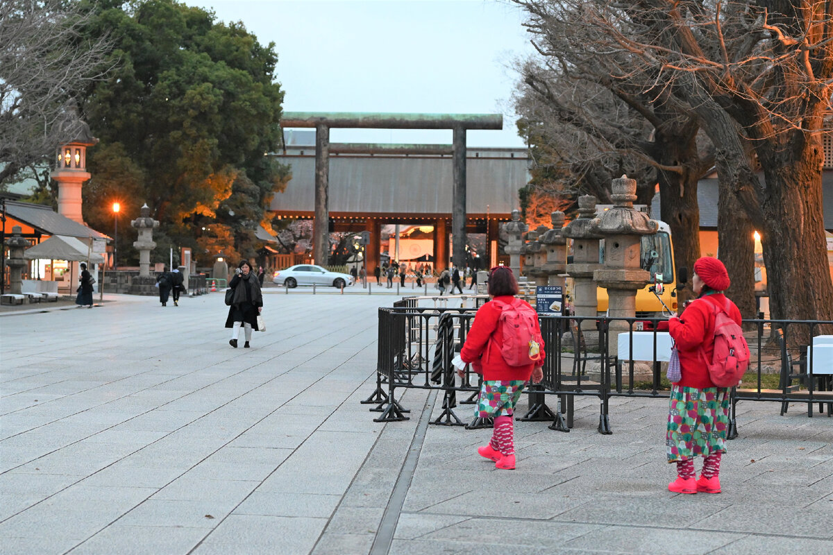 В кадр попали две интересные японские блогерши в красном. Говорили не прекращая, постоянно снимая на телефон. Не удивлюсь, если и я попала в их кадр😁