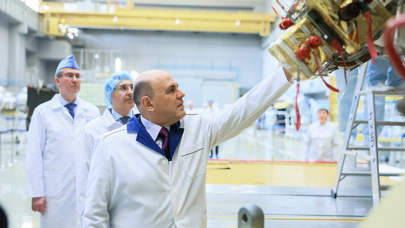    Губернатор Подмосковья Андрей Воробье и председатель правительства РФ Михаил Мишустин на НПО им. Лавочкина в Химках ©Константин Семенец