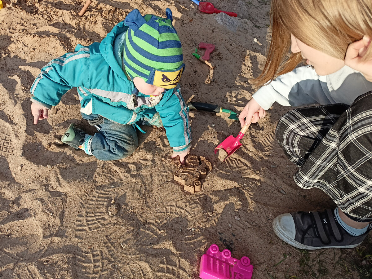 Яна строит формочку, Лёня строит Яну 