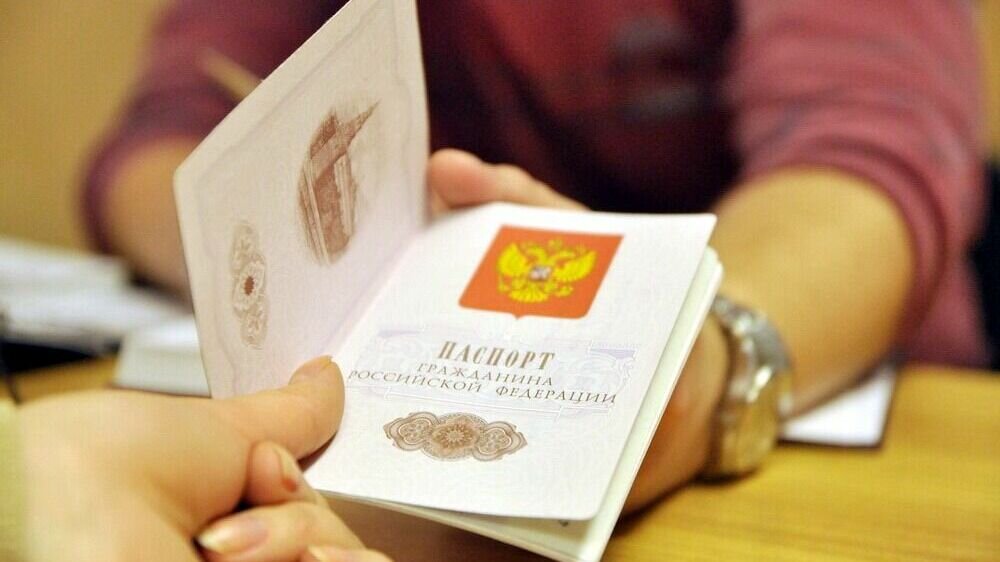     Минюст выходит с инициативой о запрете смены пола. По словам главы ведомства Константина Чуйченко, законодательство нужно привести в соответствие с «текущими конституционными приоритетами». Что изменит обновленный закон и как это повлияет на жизни трансгендерных людей в России?