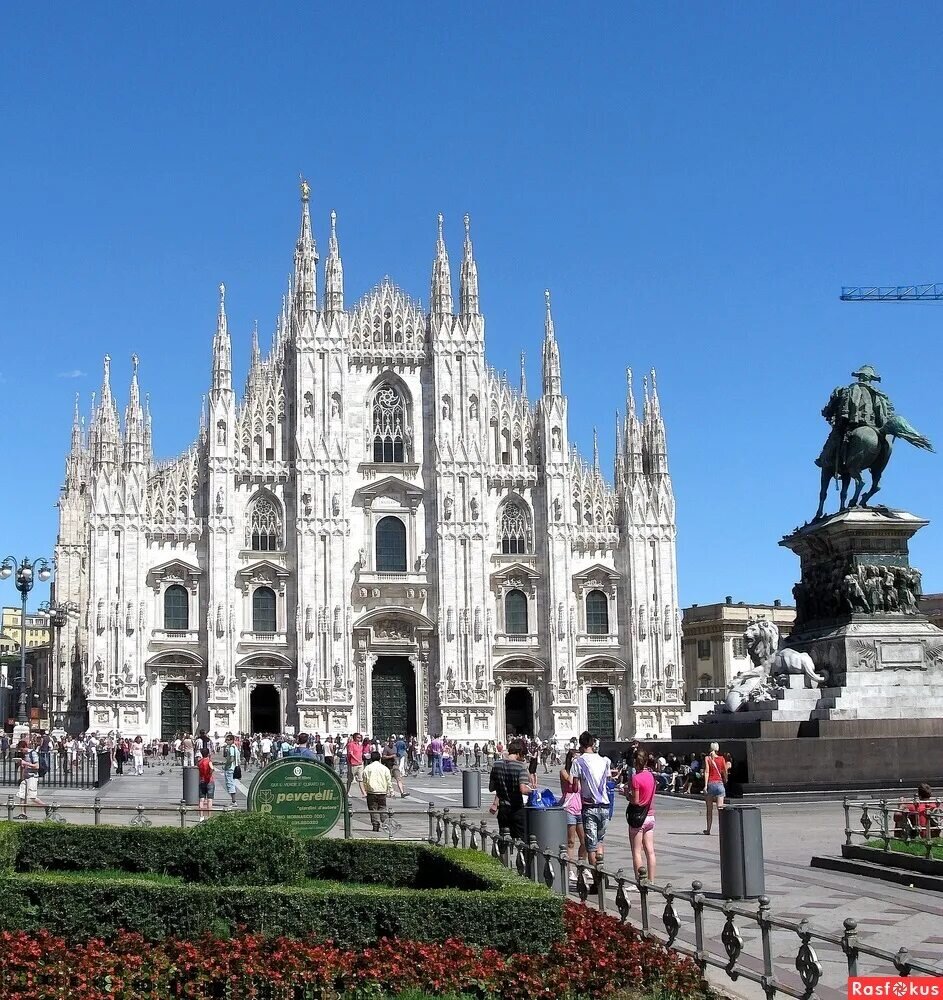 Italy mary. Миланский собор Девы Марии. Собор Рождества Девы Марии Милан. Санта Мария Нашенте Милан. Собор Санта Мария Нашенте.