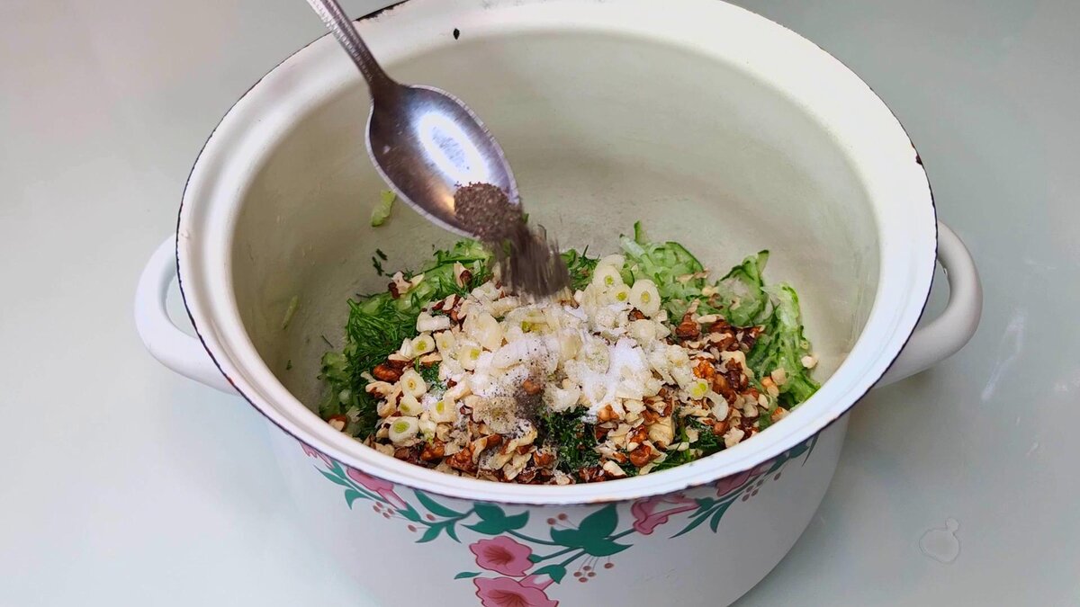 Ни мяса, ни колбасы не кладу, а выходит вкуснее гораздо. Готовлю вместо окрошки за 10 минут Ни мяса, ни колбасы не кладу, а выходит вкуснее гораздо. Готовлю вместо окрошки за 10 минут