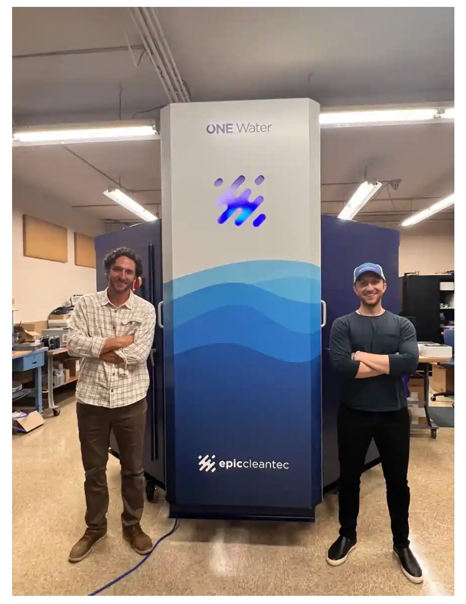 Аарон Тартаковский (справа) с системой очистки OneWater от Epic Cleantec. Слева Эрик Хаф, коммерческий директор компании. Фото: предоставлено Epic Cleantec