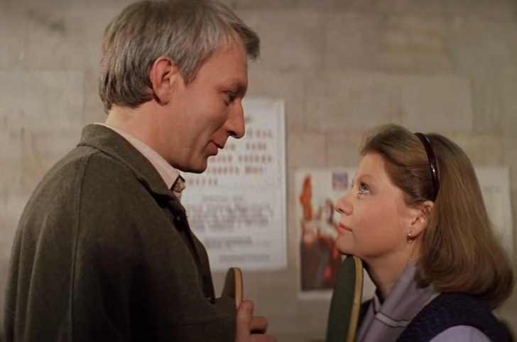 Кадр из фильма «Самая обаятельная и привлекательная» (1985). Скриншот.