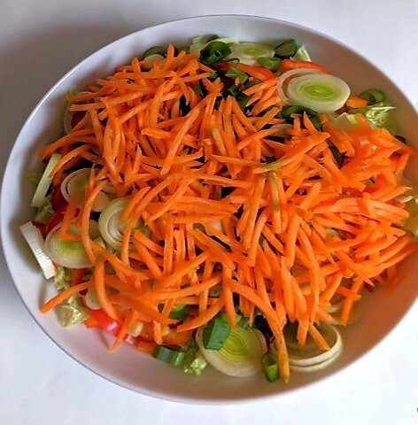 Салат с маринованным лососем