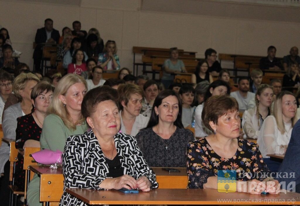 Аудитория волжского филиала ВолГУ была заполнена до краев📷     60 грамот и благодарностей: в волжском филиале ВолГУ чествовали городских педагогов
