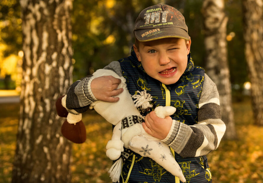 Мальчик клево. Смешной мальчик. Смешные дети. Мальчик фотосессия веселый. Смешные фото детей.