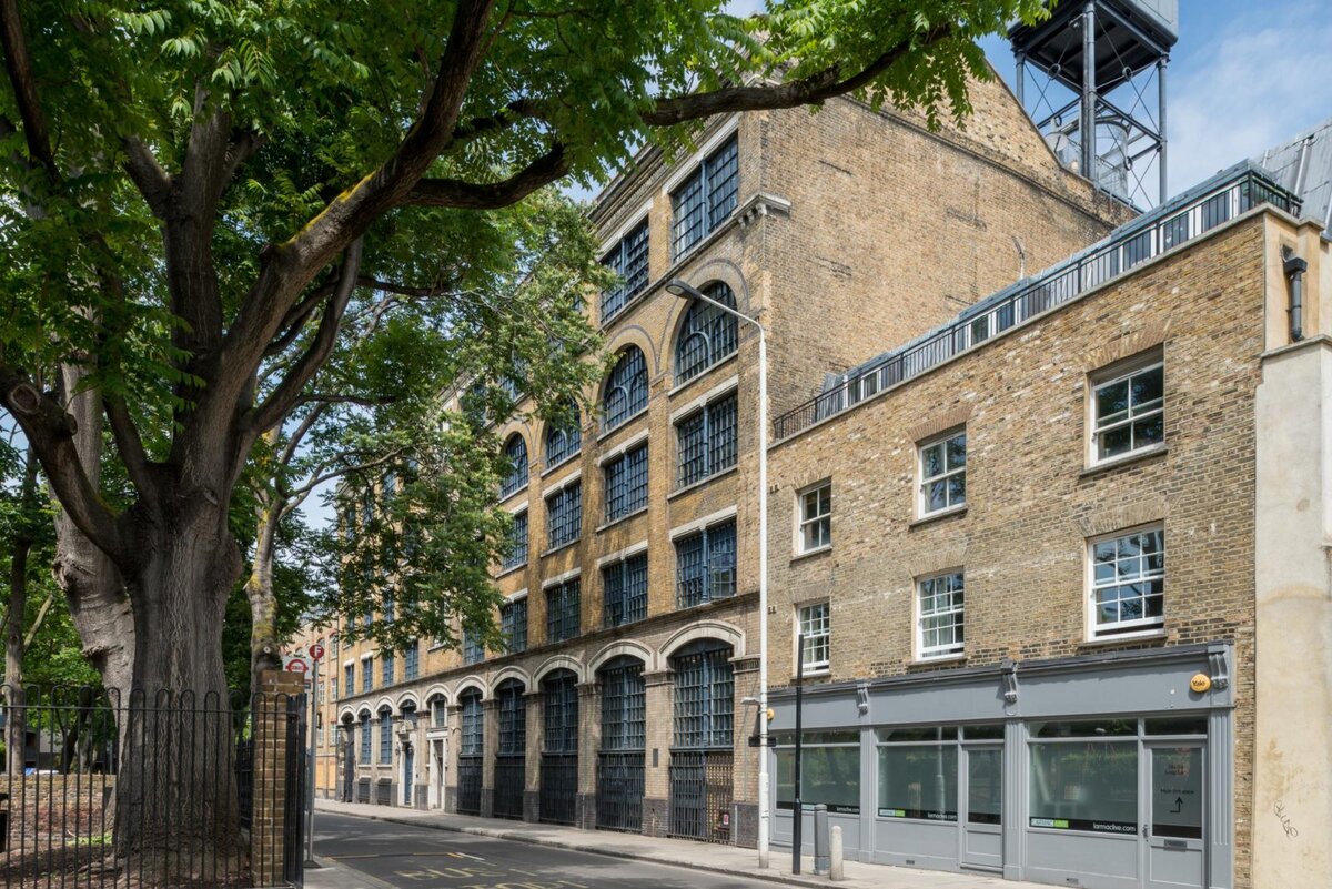 Так это здание выглядит со стороны. Такое жилье — удачная инвестиция. Во-первых, оно всегда будет в цене благодаря историческому месту. Во-вторых, помещения очень светлые за счет нестандартной планировки, больших окон и высоких потолков