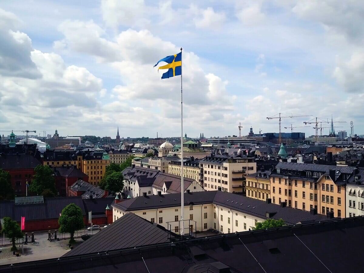 мид швеции. швеция коран швеция сожгли. горящий флаг швеции. полиция сша. полиция швеции.