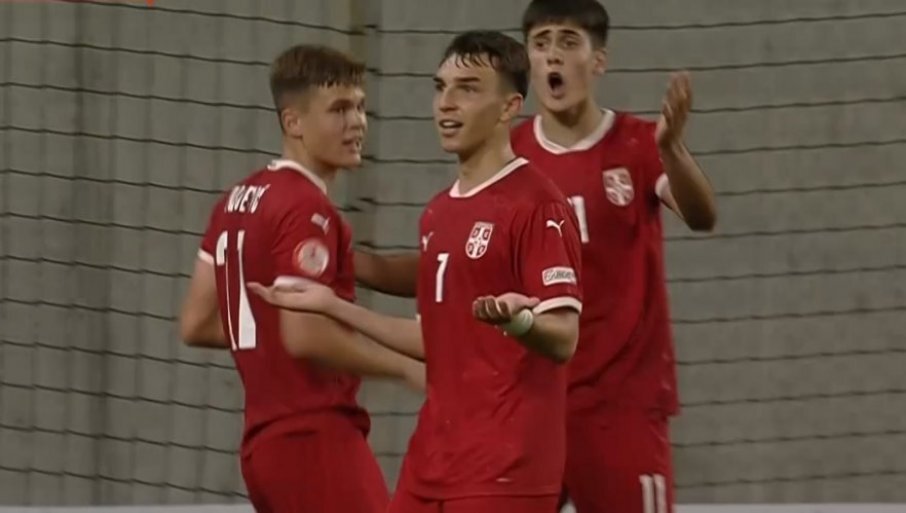 Игроки сборной Сербии во время матча с Италией. Источник фото: газета "Вечерне новости".