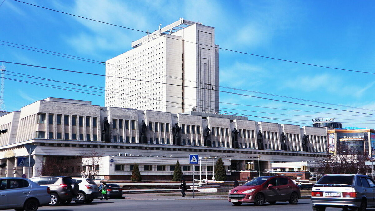     Любители литературы будут гулять до полуночи.