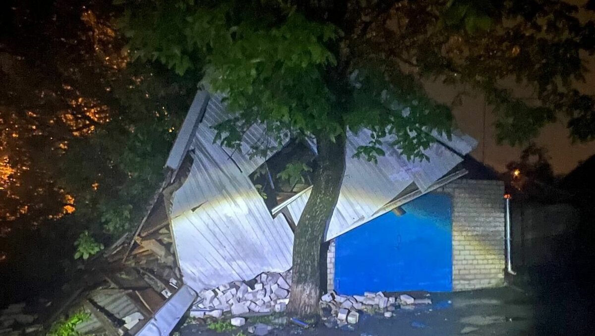     В Ставрополе поступили 45 сообщений о падении деревьев и веток во время неблагоприятной погоды, заявили в городской администрации.