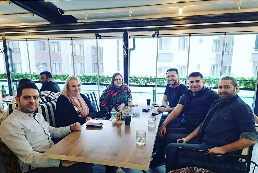 Троих опрашиваемых на фото нет