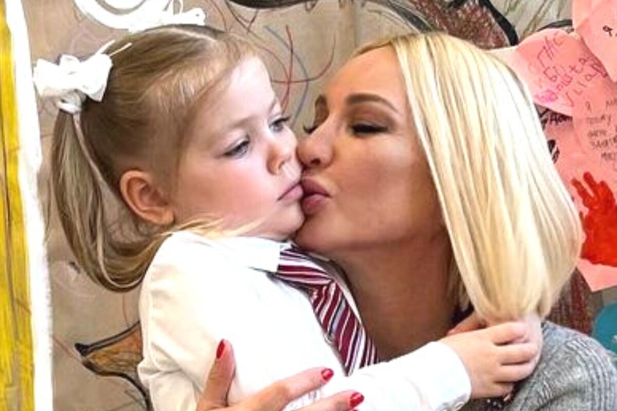     «Надо на художественную гимнастику отдавать?»: Лера Кудрявцева показала, как ее 4-летняя дочь выполняет шпагат в Турции