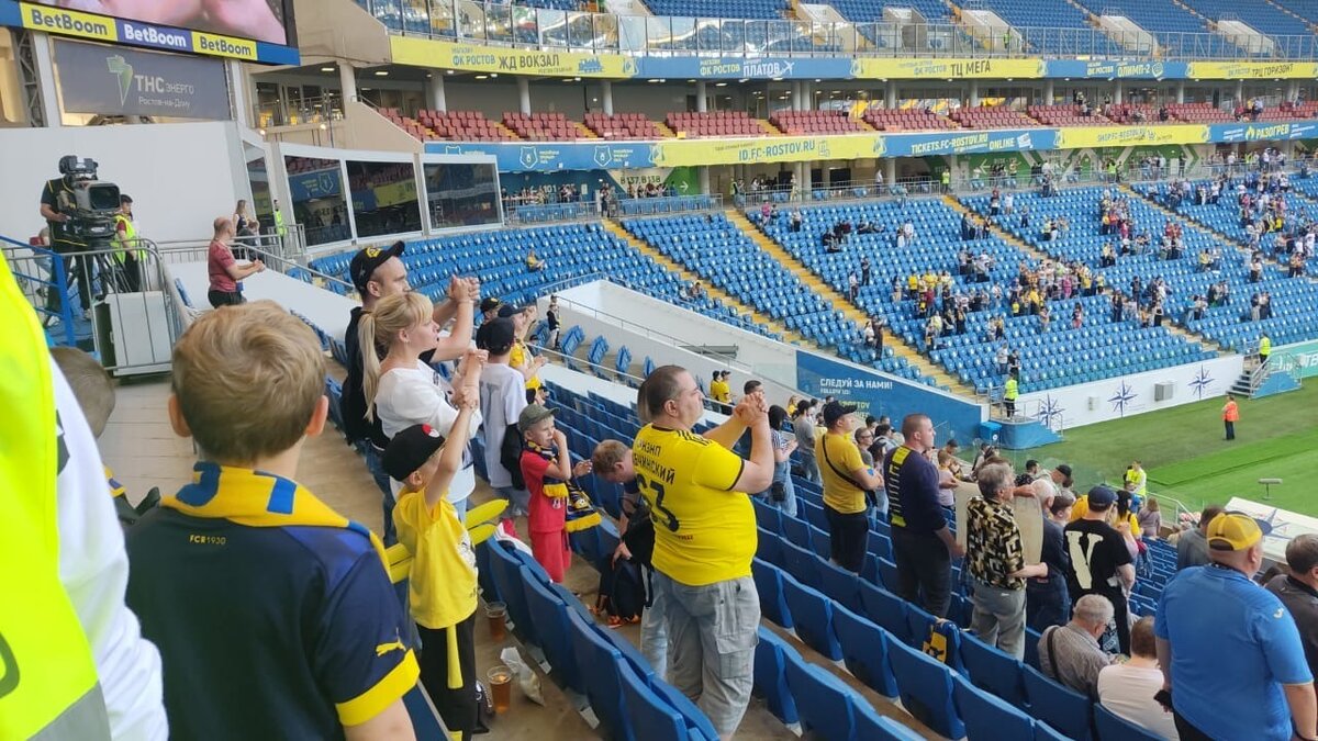    Болельщики пожаловались, что не могут попасть на матч ФК «Ростов» из-за технических сложностей, сообщил корреспондент RostovGazeta со стадиона.