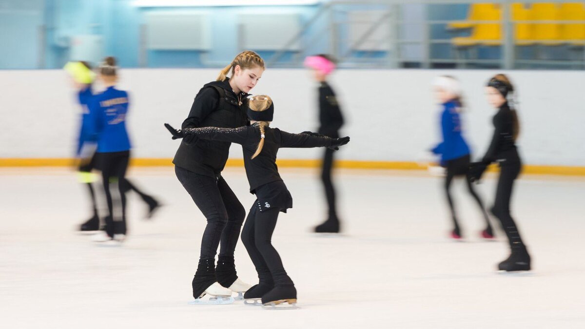    Юлия Липницкая тренирует детей