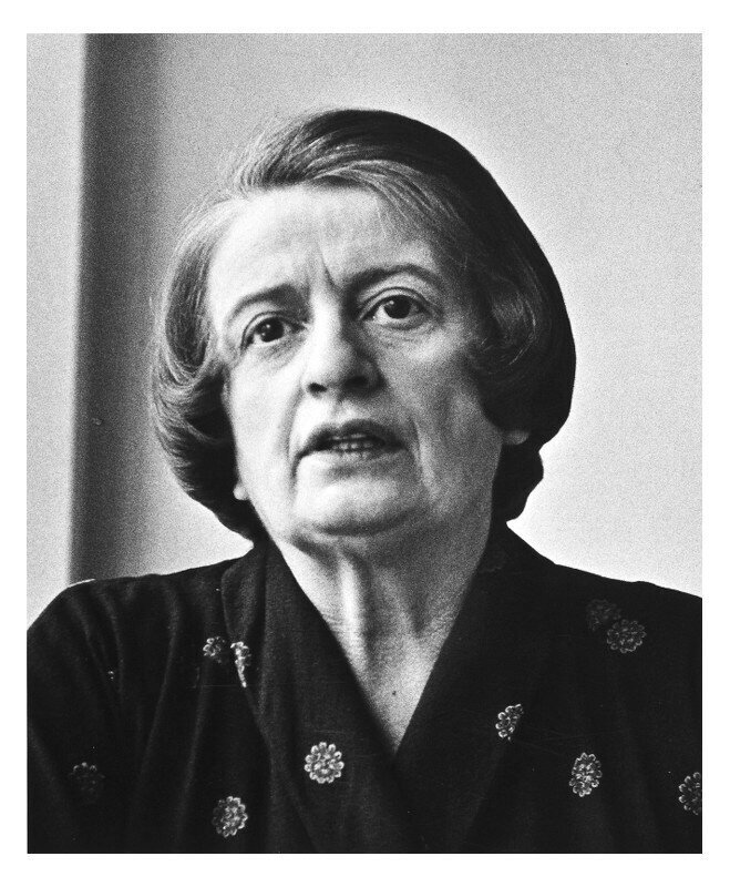 Ayn rand. Энн Рэнд. Американская писательница Айн Рэнд. Айн Рэнд фото. Айн Рэнд в молодости.