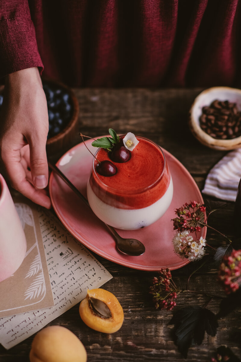 На фото серия "Рассвет над Имладрис" Мастерской дизайнерской посуды "VELES". Овальное блюдце