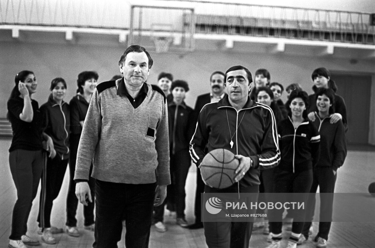 В. С. Застухов и его афганцы-баскетболистки. Фото июля 1984 года