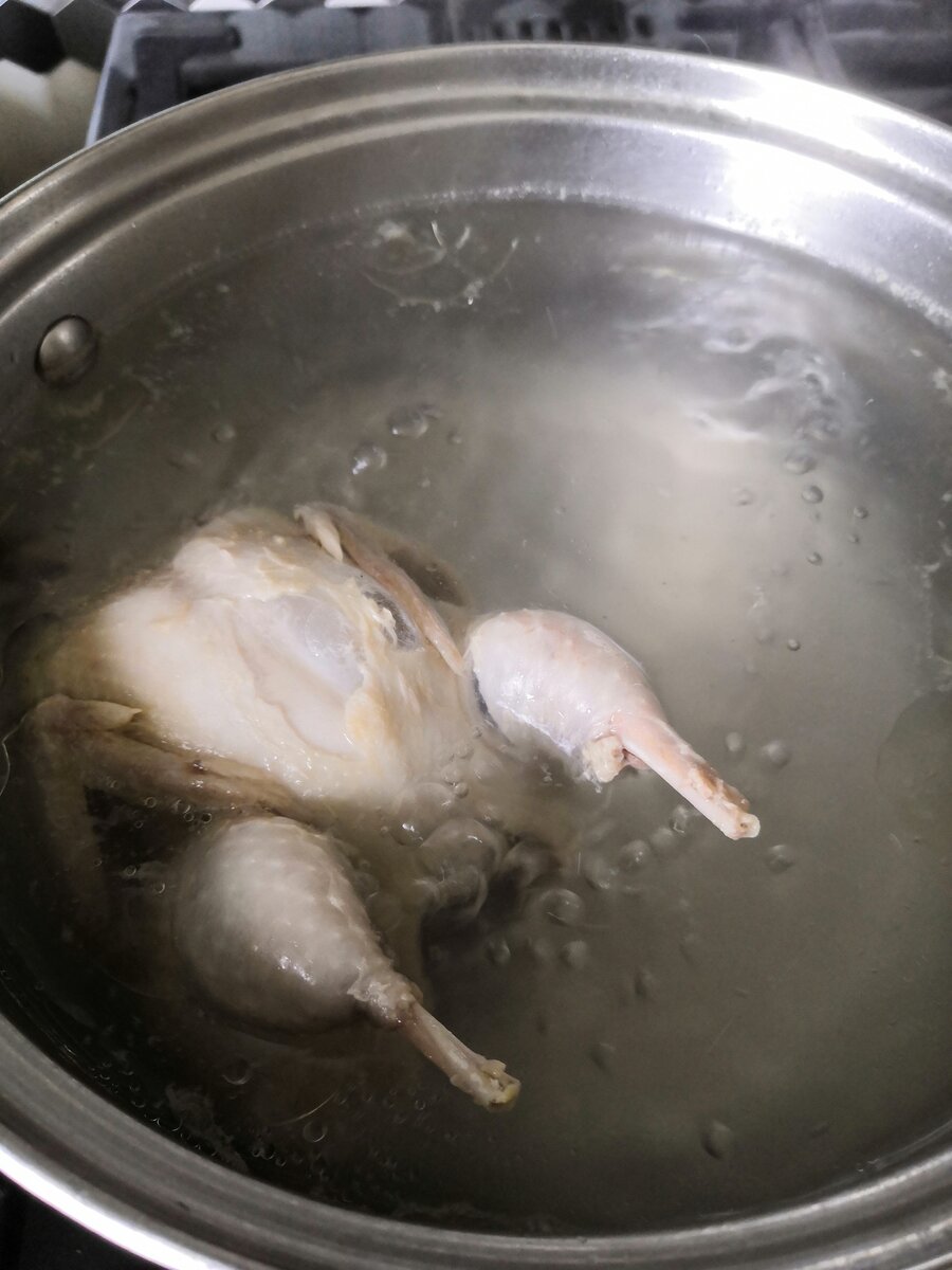 Варится зверь, бульон не жутко жирный, но и не постный - в самый раз.