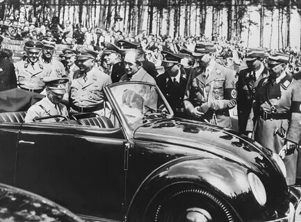 Адольф Гитлер и Фердинанд Порше во время церемонии закладки первого камня в будущий автомобильный завод Volkswagen, 1938 год