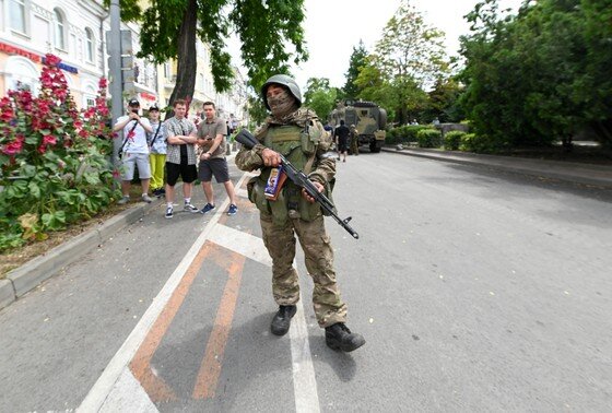    Ростов-на-Дону, боец ЧВК «Вагнер» у здания штаба Южного военного округа