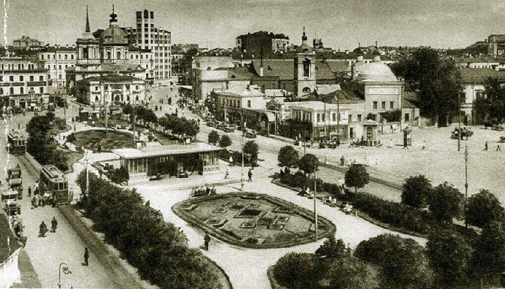 Панорама Арбатской площади. Левее церковь Бориса и Глеба, правее церковь Тихона, епископа Амафунтского. 1930 г.