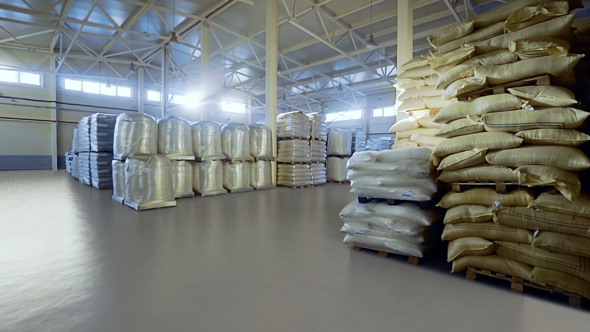 В настоящий момент на рынке сложился достаточно серьезный дефицит сырья, хранение которого также требует затрат. И кажется маловероятным, что кто-то будет «замораживать» деньги в надежде на резкий скачок цен на сырье. На фото: склад сырья на заводе НПАО «Де Хес» (изготовленные на производстве премиксы и престартеры для с/х животных реализуются под брендом «Коудайс МКорма»). 